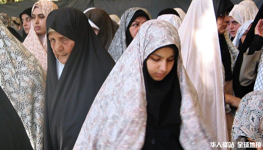 20040928T0900-MUSLIM-WOMEN-PRAY-IN-TEHRAN-IRAN-1214864-2.jpg